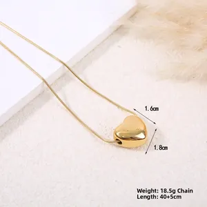 Détail du pendentif cœur doré de 1,6cm sur 1,8cm avec chaîne serpent raffinée