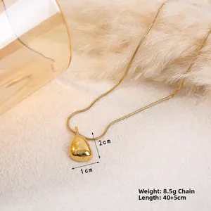 Vue détaillée du pendentif goutte d'or irrégulier avec chaîne serpent de 40+5 cm