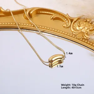 Vue détaillée du collier coeur doré avec chaîne 40+5cm et pendentif 1.7x1.4cm