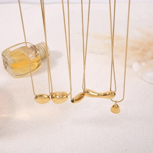 Colliers minimalistes dorés avec pendentifs cœur et géométriques sur chaînes serpent