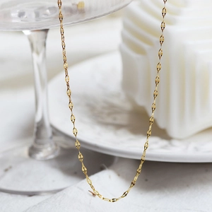 Collier chaîne O en acier inoxydable doré avec des maillons plats en forme de pétale