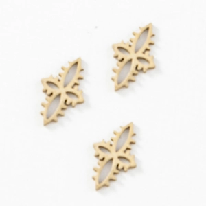Détails de trois pendentifs étoiles dorées avec un design gothique ajouré en forme d'épine