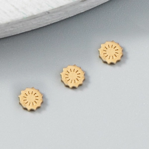 Trois breloques dorées en forme de soleil géométrique pour la création de bijoux