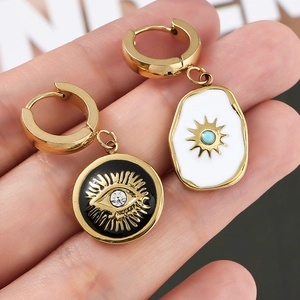 Asymmetrische vergoldete Creolen mit Sonnenblumen-Emaille, Kristall und Türkis-Inlay