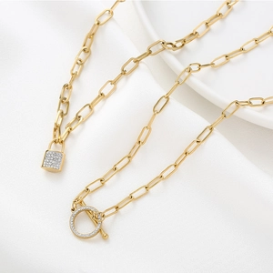 Goldene Büroklammer-Halskette mit Pavé-Diamantschloss und Knebelverschluss auf Seide