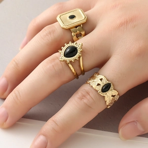 Drei-teiliges Gold-Titanstahl-Ring-Set mit schwarzen Natursteinen und Blattmuster