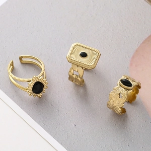 Dreiteiliges Vintage-Goldring-Set mit schwarzen Natursteinen und Blattgravur aus Edelstahl