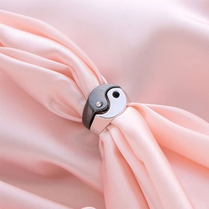 Anello Yin Yang in acciaio inossidabile bicolore argento e nero con piccoli zirconi