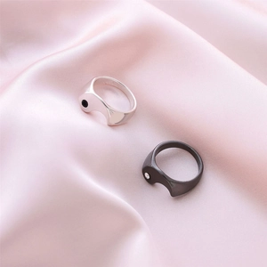 Coppia di anelli Tai Chi Yin Yang in acciaio inossidabile argento e nero su seta rosa