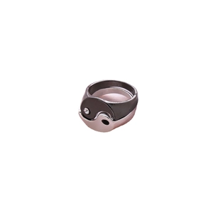 Dettaglio dell'anello tai chi Yin Yang in acciaio nero e argento con inserto in zircone