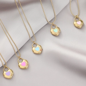 Collane con ciondolo a cuore in oro con smalto colorato e incisione su seta grigia