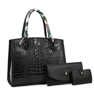 Conjunto de 3 bolsos negros con relieve de cocodrilo y detalle de pañuelo de seda