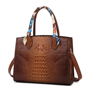 Bolso de mano marrón con relieve de cocodrilo, pañuelo de seda decorativo y correa de hombro