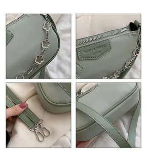 Détail du sac en PU mat vert sauge avec chaîne florale et fermeture éclair argentée