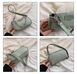 Détail du sac en similicuir vert clair avec chaîne florale argentée et logo Sunita