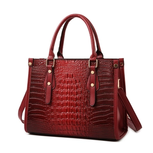 Borsa tre pezzi rosso scuro motivo coccodrillo con finiture dorate e tracolla