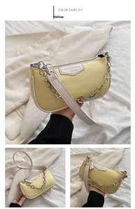 Détail du sac demi-lune jaune avec chaîne fleurie argentée et large bandoulière