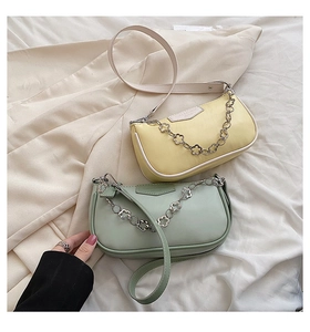 Détail de sacs à main tendance avec chaînes à fleurs argentées en jaune et vert menthe