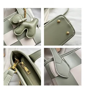 Détails du sac seau tressé à damier avec pieds métalliques et garniture dorée