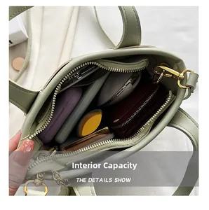 Détail montrant la grande capacité intérieure du sac seau tressé vert avec cosmétiques