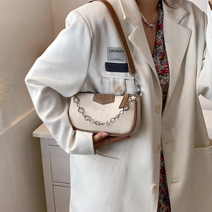 Sac baguette crème avec bordure en cuir marron et chaîne décorative à fleurs argentées