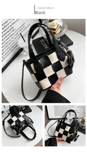 Vue détaillée du sac seau tissé avec motif à carreaux noir et blanc et breloque ours