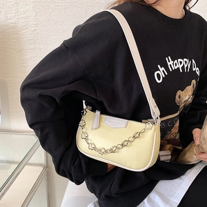 Sac sous le bras demi-lune jaune pâle avec chaîne florale en métal et bandoulière