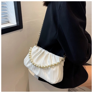 Détails du sac nuage plissé blanc avec poignée en perles et bandoulière dorée