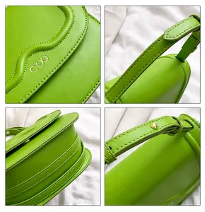 Dettaglio della borsa in pelle verde con cuciture laterali e rivetti metallici dorati