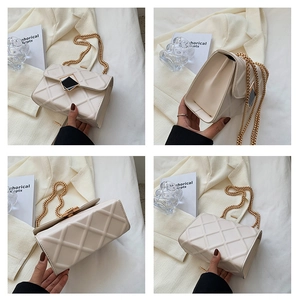 Détails du sac matelassé crème avec fermoir carré et bandoulière chaîne dorée