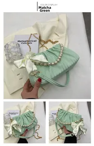 Détail du sac nuage plissé vert matcha avec poignée en perles et nœud en soie élégant