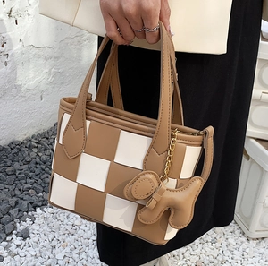 Sac À Épaule Tissé À Damier En Cuir PU Mini Sac À Main Avec Pendentif Chien Sac Bandoulière Chic Pour Femmes