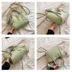Dettagli borsa a secchiello verde salvia con foulard floreale e finiture dorate