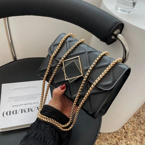 Sac bandoulière en cuir noir matelassé avec fermoir doré et bandoulière en chaîne