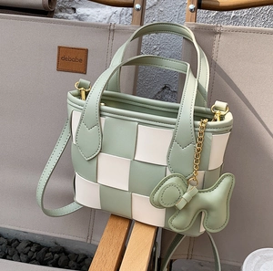 Sac seau tissé chic en vert menthe et blanc avec un joli pendentif en forme de chiot