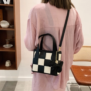 Sac seau damier noir et blanc tendance avec poignées en cuir et bandoulière amovible