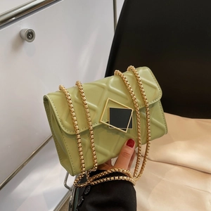 Petit sac carré matelassé vert pastel avec bandoulière chaîne et fermoir doré