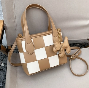 Sac seau tissé beige et blanc chic avec un joli détail de breloque chien ballon