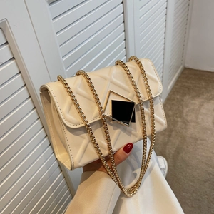 Petit sac carré matelassé blanc crème avec bandoulière chaîne dorée et fermoir chic