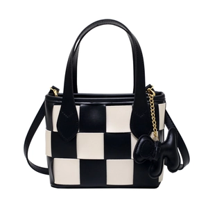 Sac seau tressé à damier tendance avec breloque animale et bandoulière amovible