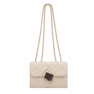Sac bandoulière matelassé beige avec chaîne dorée et fermoir métallique carré