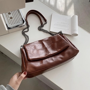 Braune Vintage-Umhängetasche mit Kettengurt und weicher, matter Kunstlederstruktur