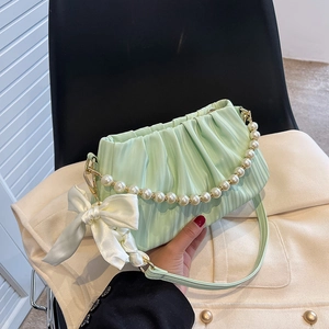 Sac plissé vert menthe avec poignée en perles et grand nœud en satin blanc