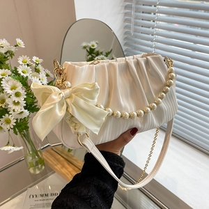 Sac nuage plissé blanc élégant avec anse en perles et grand nœud en satin décoratif