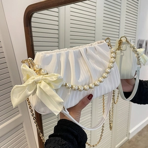 Sac froncé blanc avec poignée en perles, nœud en satin jaune et chaîne dorée