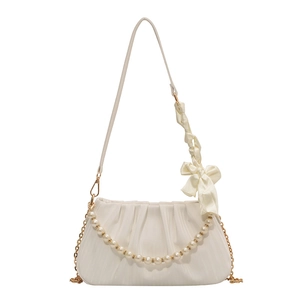 Sac nuage plissé blanc cassé élégant avec chaîne de perles et nœud en soie