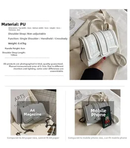 Comparaison de taille du sac blanc gaufré croco avec un magazine A4 et un téléphone