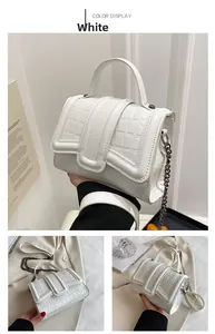 Détails du sac à main blanc à texture crocodile avec chaîne en métal et poignée haute