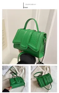 Vue détaillée du sac en similicuir vert avec texture crocodile et bandoulière chaîne