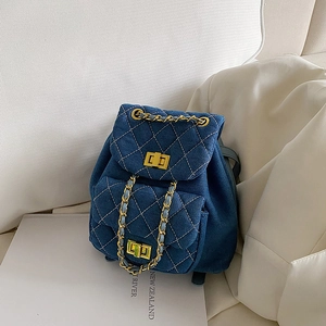 Mini sac à dos en denim bleu foncé avec matelassage, chaîne dorée et fermoir rotatif